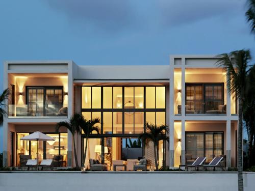 Five Bedroom Beach Front Villa Three Kings and Two Queen Beds
