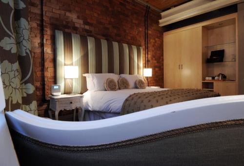 King Room - Party Package (possible noise from bar)