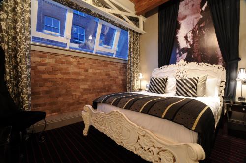 King Room - Party Package (possible noise from bar)