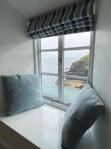 Middle Cottage- with sea view