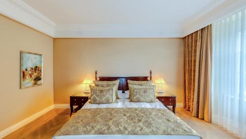 Lakeview Suite with Balcony
