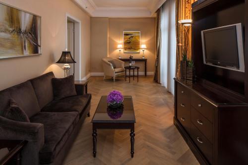 Lakeview Suite with Balcony