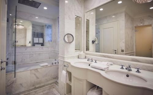 Lakeview Suite with Balcony