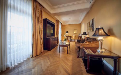 Lakeview Suite with Balcony