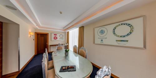 Infinity Suite with Lake View