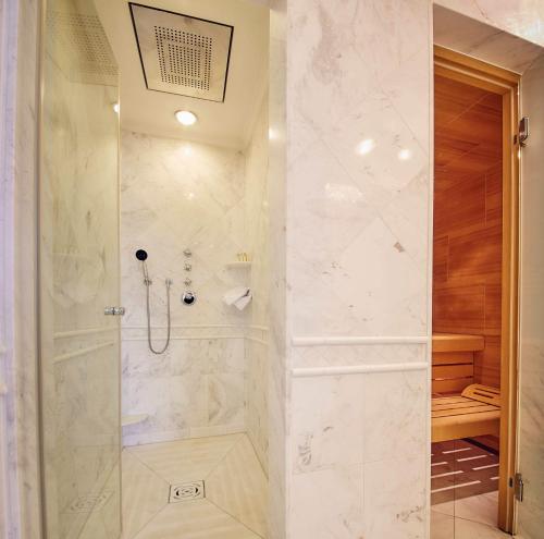 Romantic Suite with Sauna and Balcony