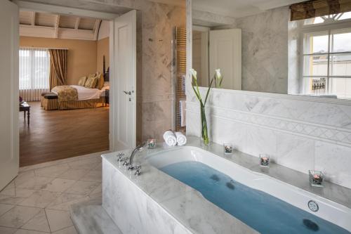 Romantic Suite with Sauna and Balcony
