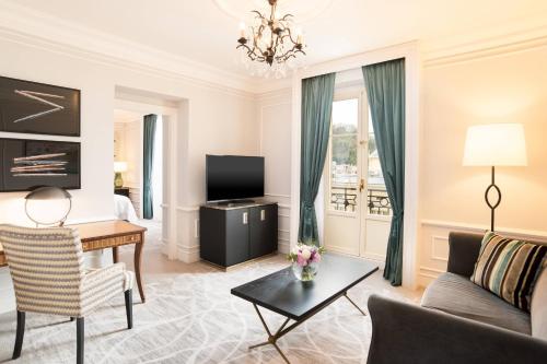 Junior, 1 Bedroom Suite, 1 King, River view