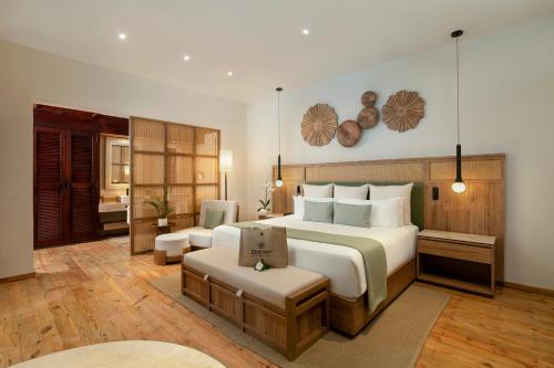 Superior King Suite with Pool View