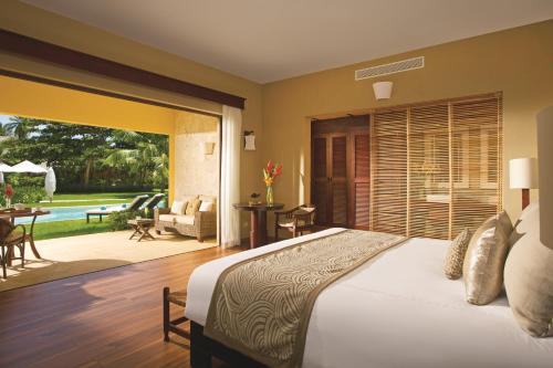 Swim-Up Superior King Suite