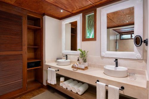 Swim-Up Superior King Suite