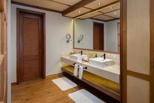 Premium King Suite with Ocean Front