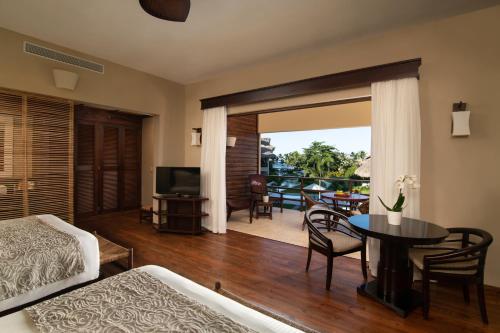 Junior Suite Pool View Triple
