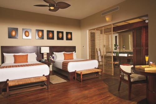Junior Suite Agua Swim-Up Triple
