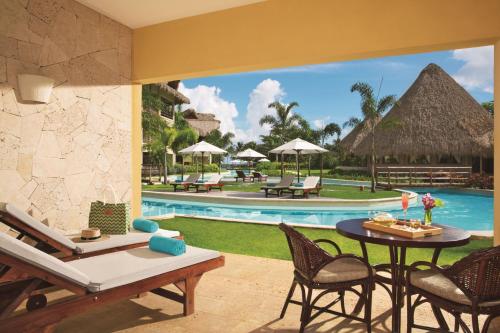 Junior Suite Agua Swim-Up Triple