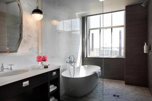King Suite Mobility Access + Roll In