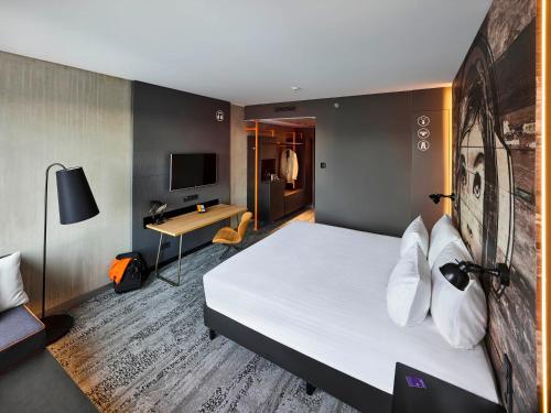 Love is in the Air: Valentine package (3-course private dinner incl. Prosecco delivered at your doorstep, Romantic breakfast for 2 and rose petals all in your room, with cityview)