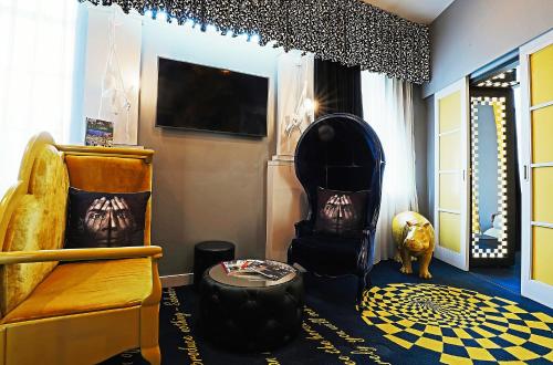 Signature Suite