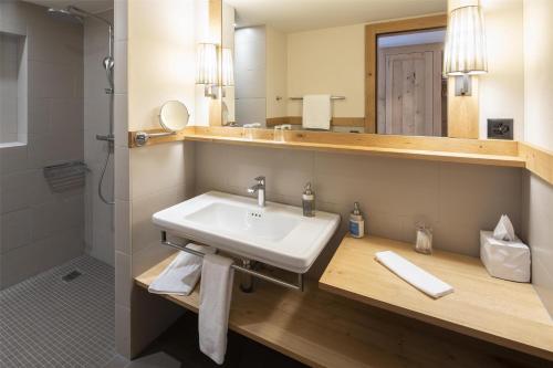 Superior Lake View Room - in family friendly Lago Lodge