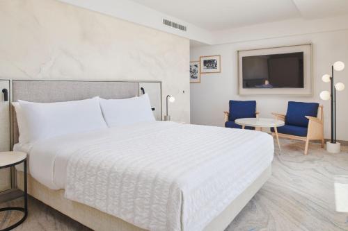 Elegant Room with King bed and Sea View