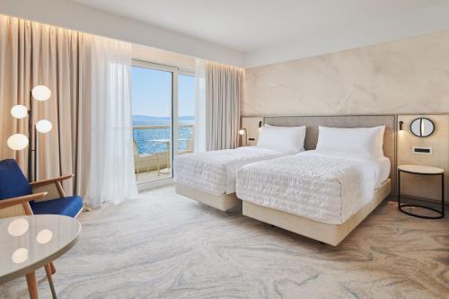Elegant Sea View Room with Twin beds