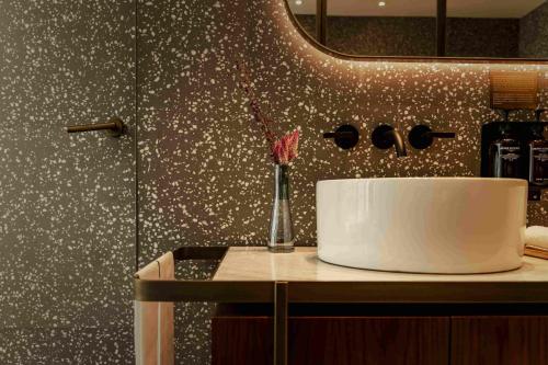 Executive Hollywood King Suite