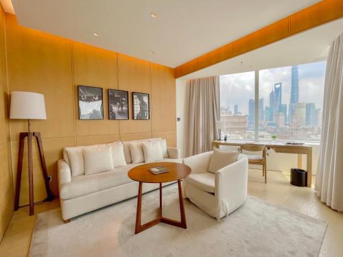 Pearl Tower View King Bed Room