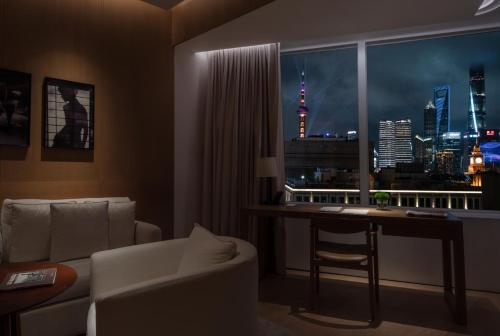 Pearl Tower View King Bed Room
