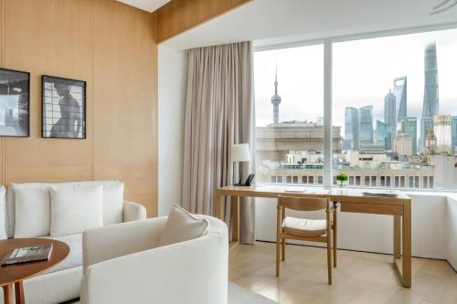 Pearl Tower View King Bed Room