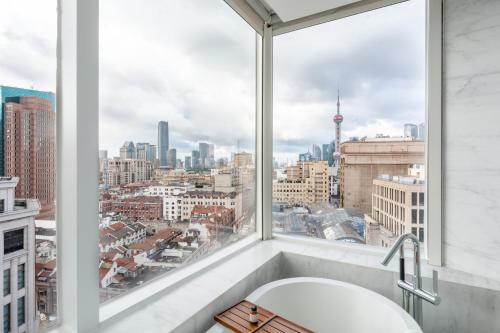 Pearl Tower View King Bed Room