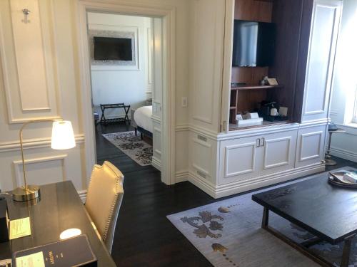 Premier Broadway Suite