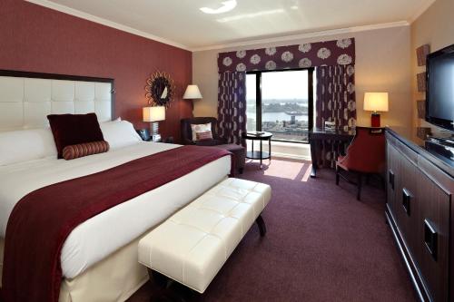Classic King Room with Montreal View