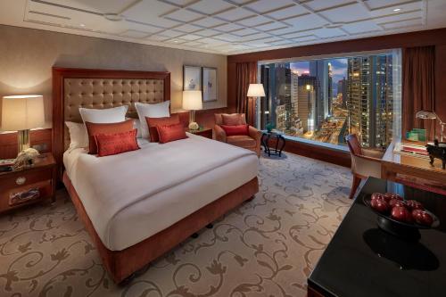 Club City View King Room