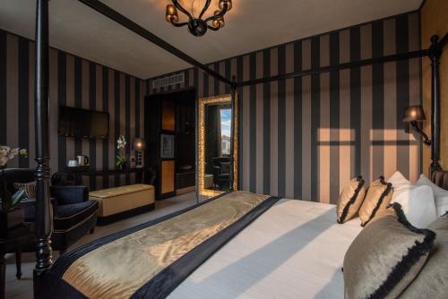 Superior Double or Twin Room with Canal View