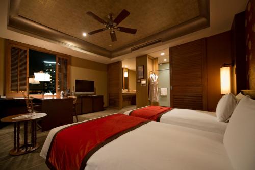 Deluxe Twin Room with City Side