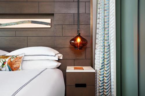King Room with Mountain View - Hearing Accessible