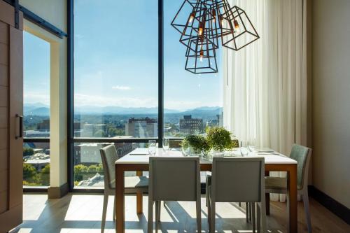Luxury King Suite with Mountain View