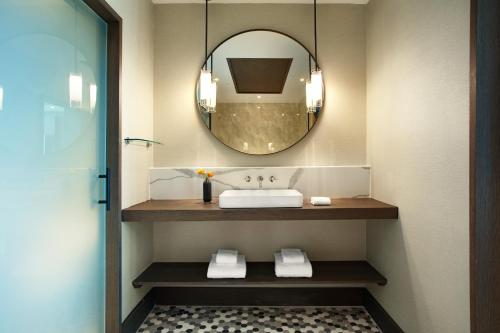 Luxury King Suite with Mountain View