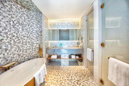 Luxe 2 Bedroom Suite with Sea View