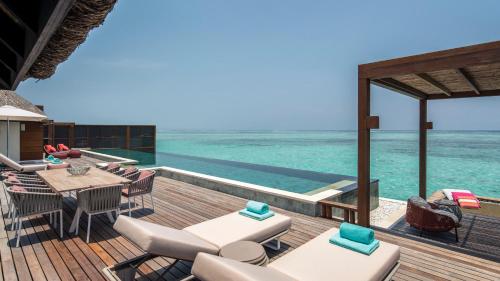 Sunset Three-Bedroom Water Suite - Room Rate inclusive of breakfast for 6 adults