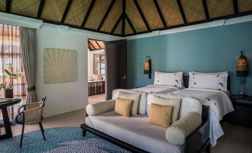 Sunset Three-Bedroom Water Suite - Room Rate inclusive of breakfast for 6 adults