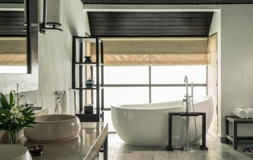 Sunset Three-Bedroom Water Suite - Room Rate inclusive of breakfast for 6 adults
