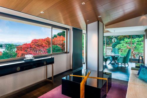 SUIRAN, 1 Bedroom Presidential Suite, 1 King, Mountain view