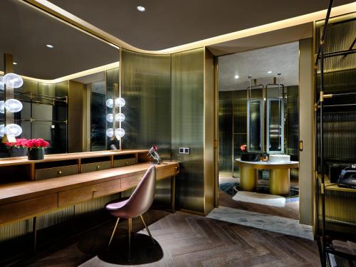 Suite with Underwater View