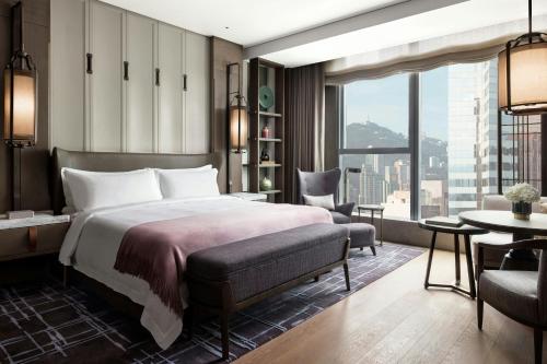 Deluxe King Room with City View
