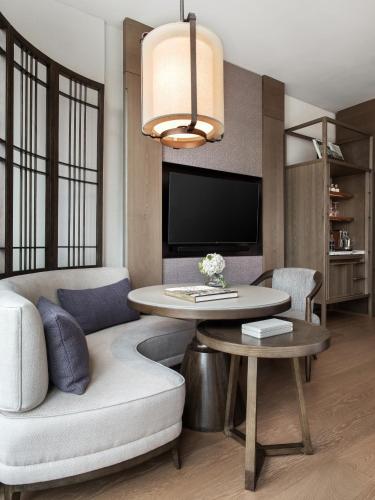 Deluxe King Room with City View