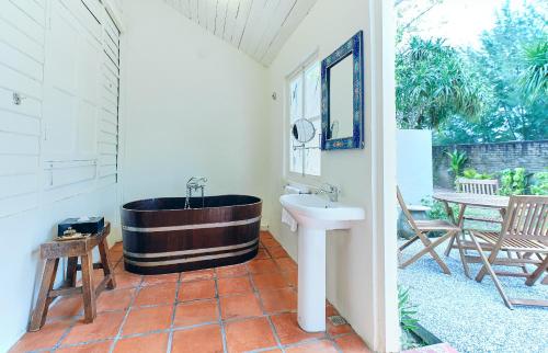 King Bed Suite with Private Garden - Estate House 2