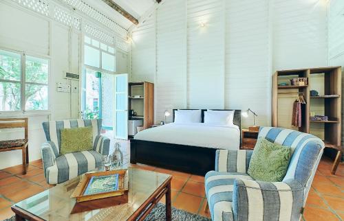 King Bed with Private Garden - Estate House 4