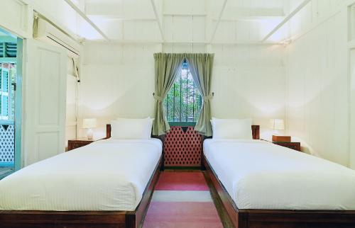 Two-Bedroom Suite - Colonial House 4