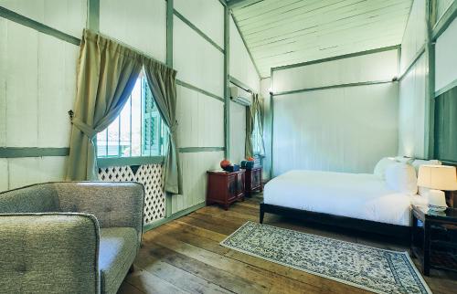Two-Bedroom Suite - Colonial House 4